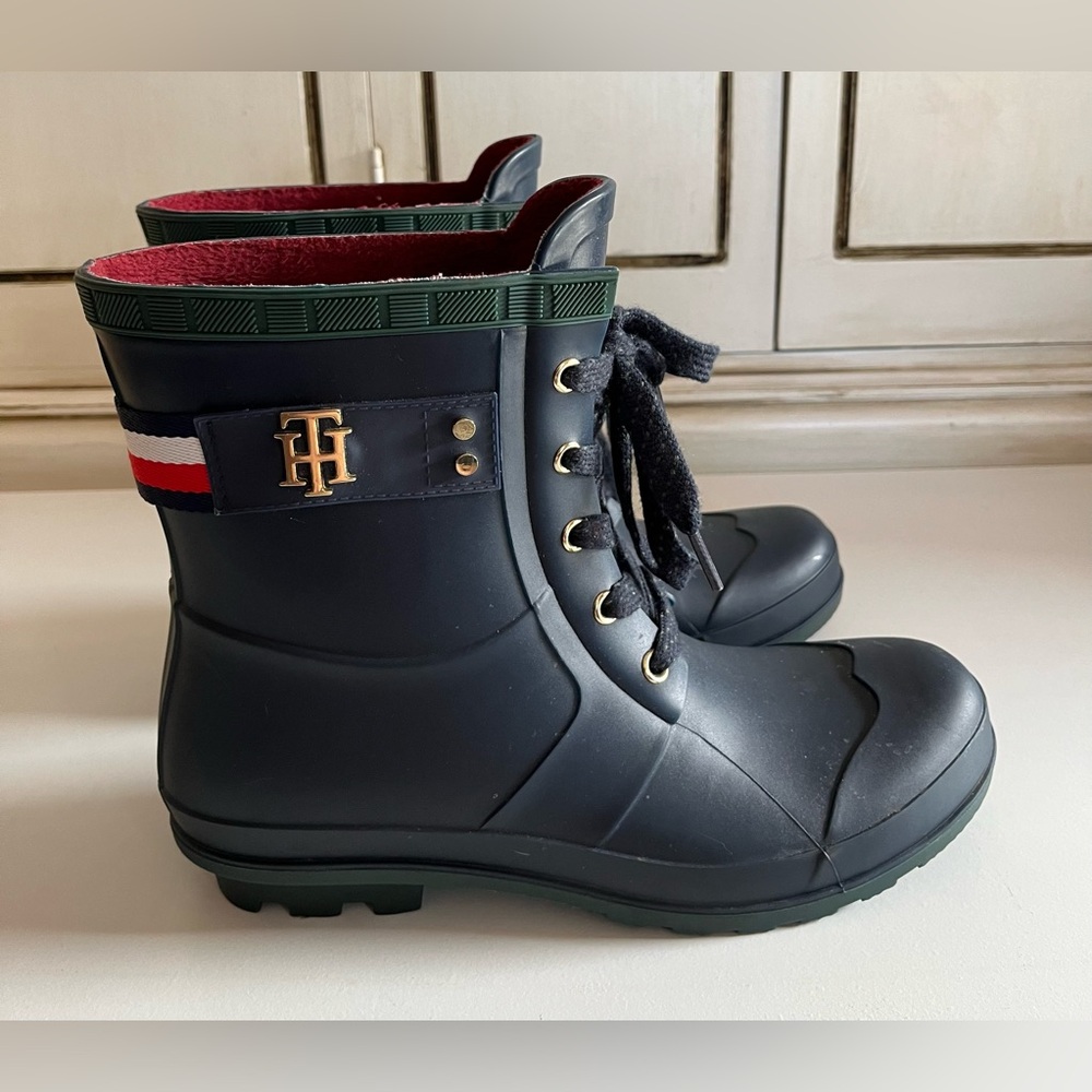 Women’s Tommy Hilfiger Twtoonie Navy lace up rubber rain boots w/brand logo 9
